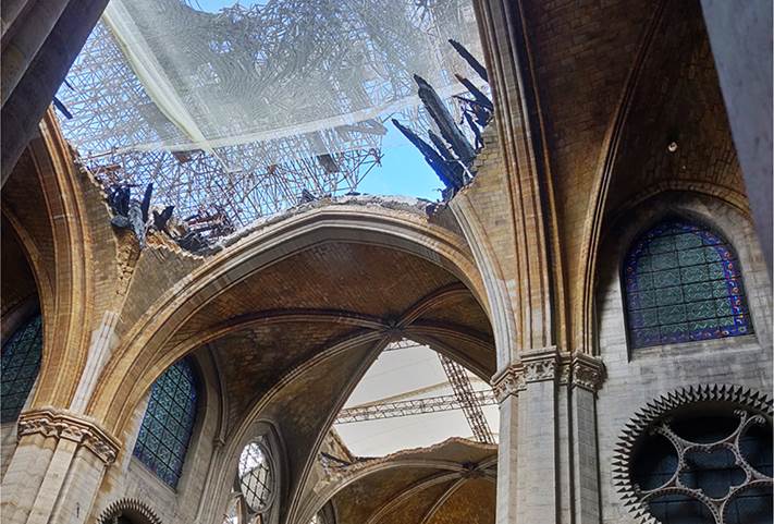 Ouverture dans la croise du transept de Notre-Dame de Paris laissant apparaitre des poutres carbonises